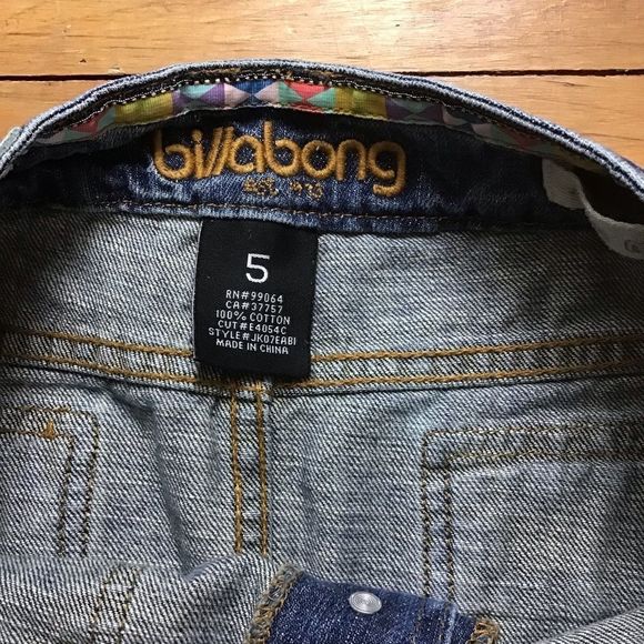 𝅺BILLABONG mini jeans skirt size 5 button up sexy low rise 100% cotton skater - Picture 3 of 9